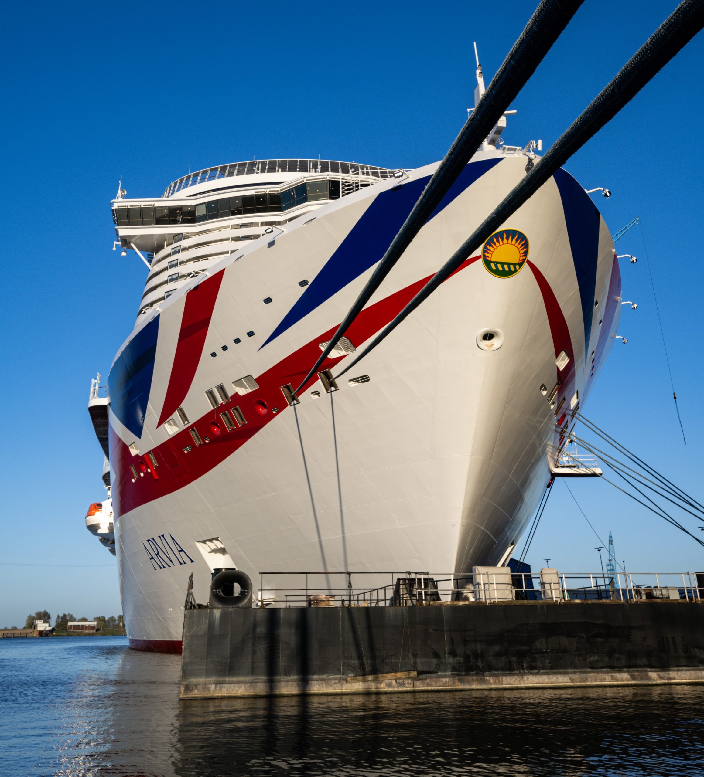 Das neueste Kreuzfahrtschiff der MEYER WERFT, die Arvia, wird voraussichtlich am Samstag, den 5. November 2022 Papenburg verlassen und auf der Ems nach Eemshaven (Niederlande) überführt. Die Ankunft in Eemshaven ist am Montag, 7. November, geplant. Nach technischen und nautischen Erprobungen wird die Arvia für die spätere Ablieferung an P&O Cruises (GB) Kurs auf Bremerhaven nehmen.